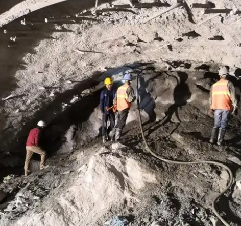 城厢隧道拱顶带模注浆料，微膨胀注浆料的特点及施工工艺